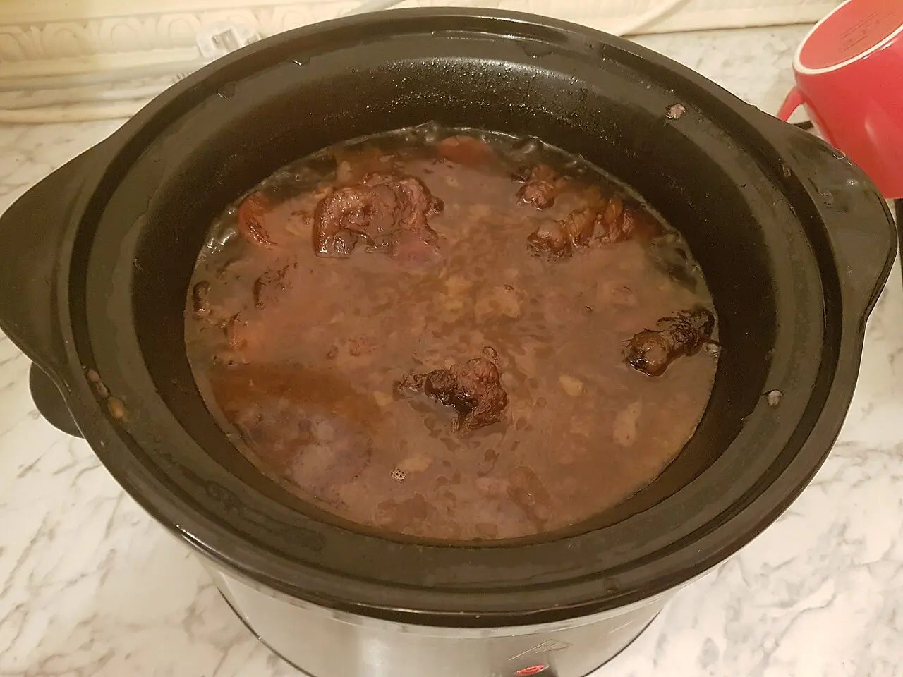 Món đuôi bò hầm trong nồi nấu chậm