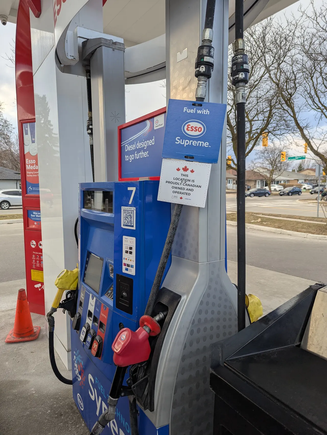 Trạm xăng Esso tại Ontario, Canada