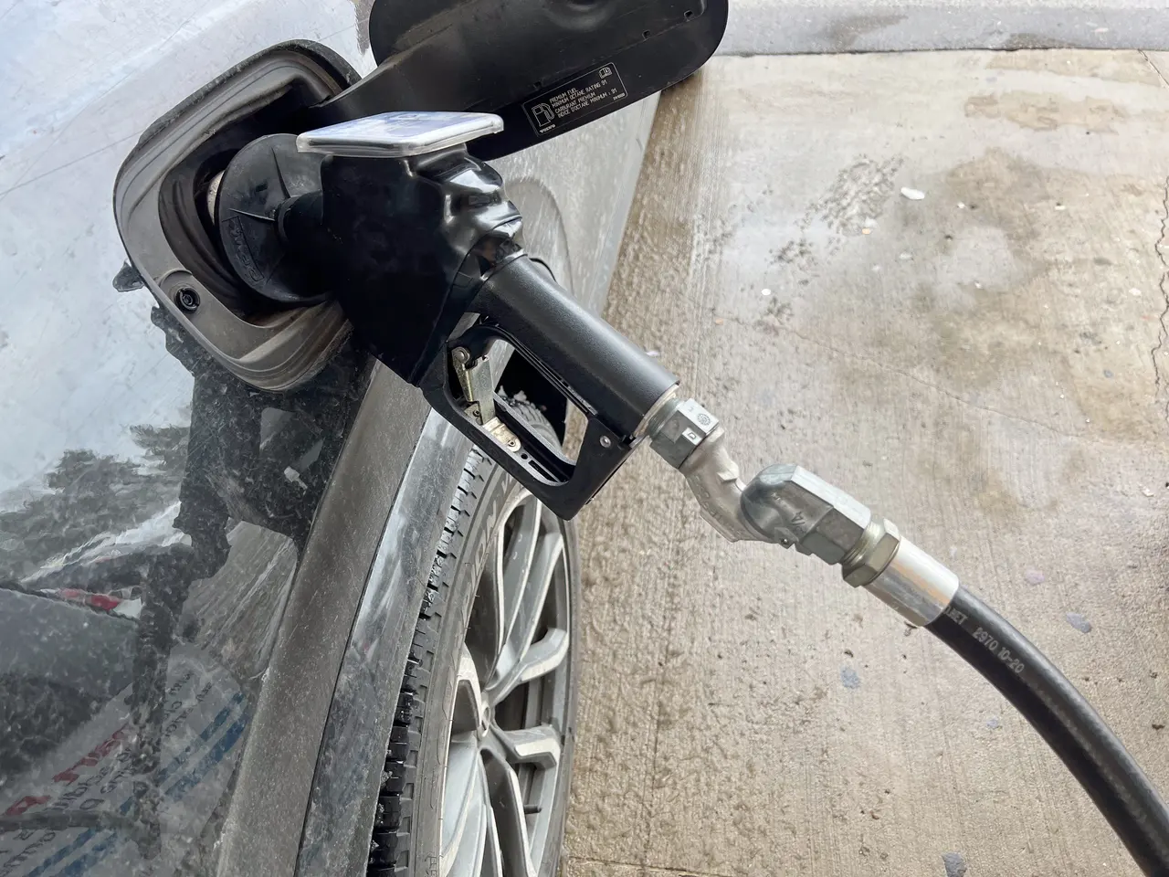 Một người đang đổ xăng tại trạm xăng ở Hoa Kỳ
