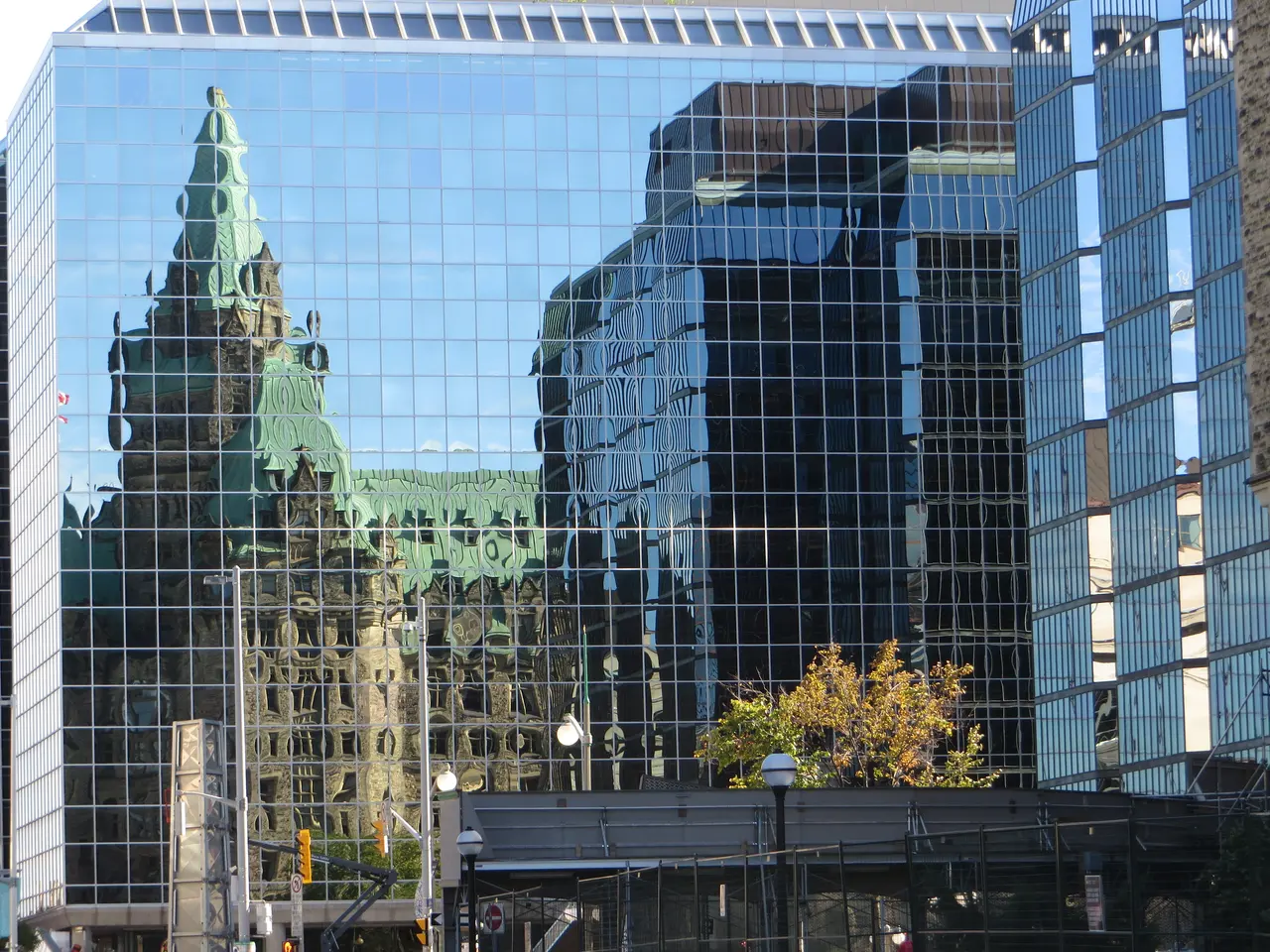 Tòa nhà Quốc hội Canada trên Parliament Hill tại Ottawa