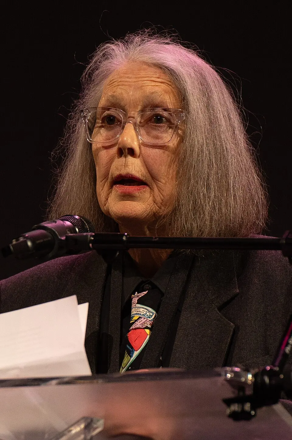 Nhà thơ Canada Anne Carson tại buổi đọc tác phẩm của National Book Awards năm 2024