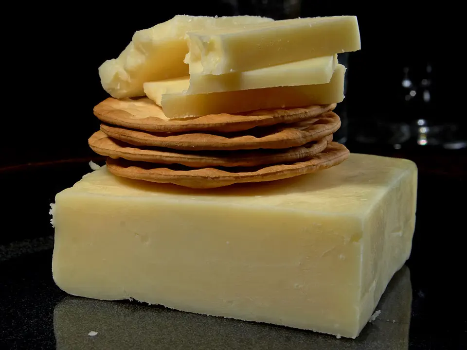 Những khối phô mai cheddar trắng trên đĩa