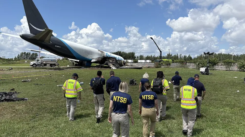 Điều tra viên NTSB khảo sát hiện trường máy bay hàng Amazon trượt khỏi đường băng Miami