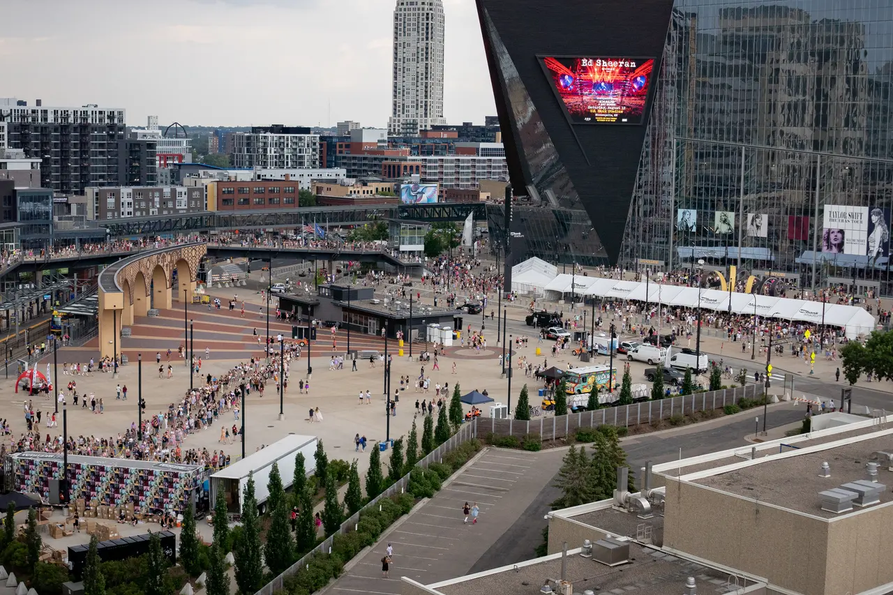 Taylor Swift biểu diễn trong chuyến lưu diễn Eras Tour tại Minneapolis