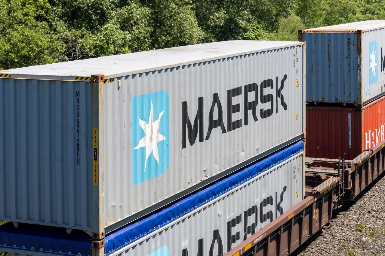 Container Maersk trên một đoàn tàu hàng