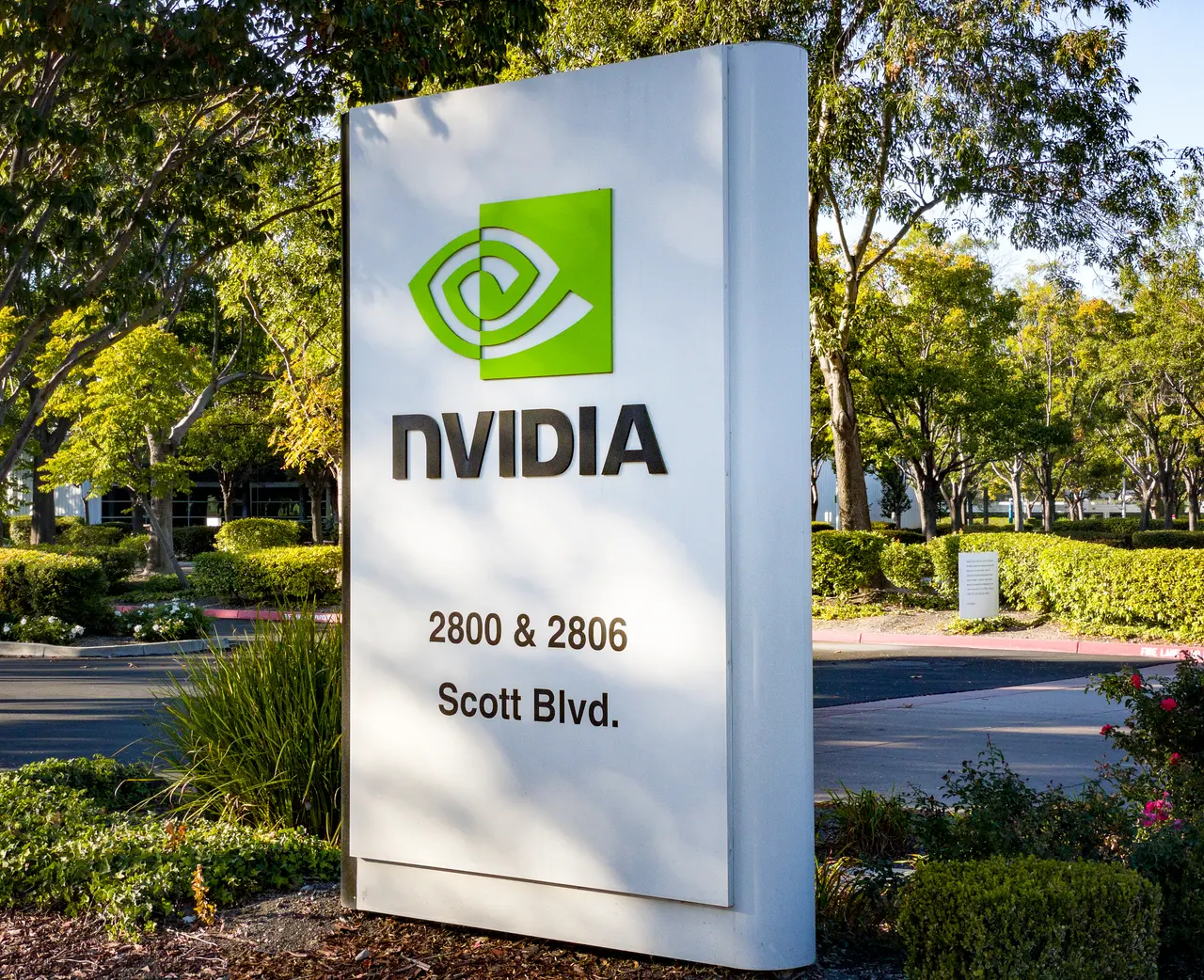Biển hiệu NVIDIA bên ngoài khuôn viên trụ sở tại Santa Clara, California