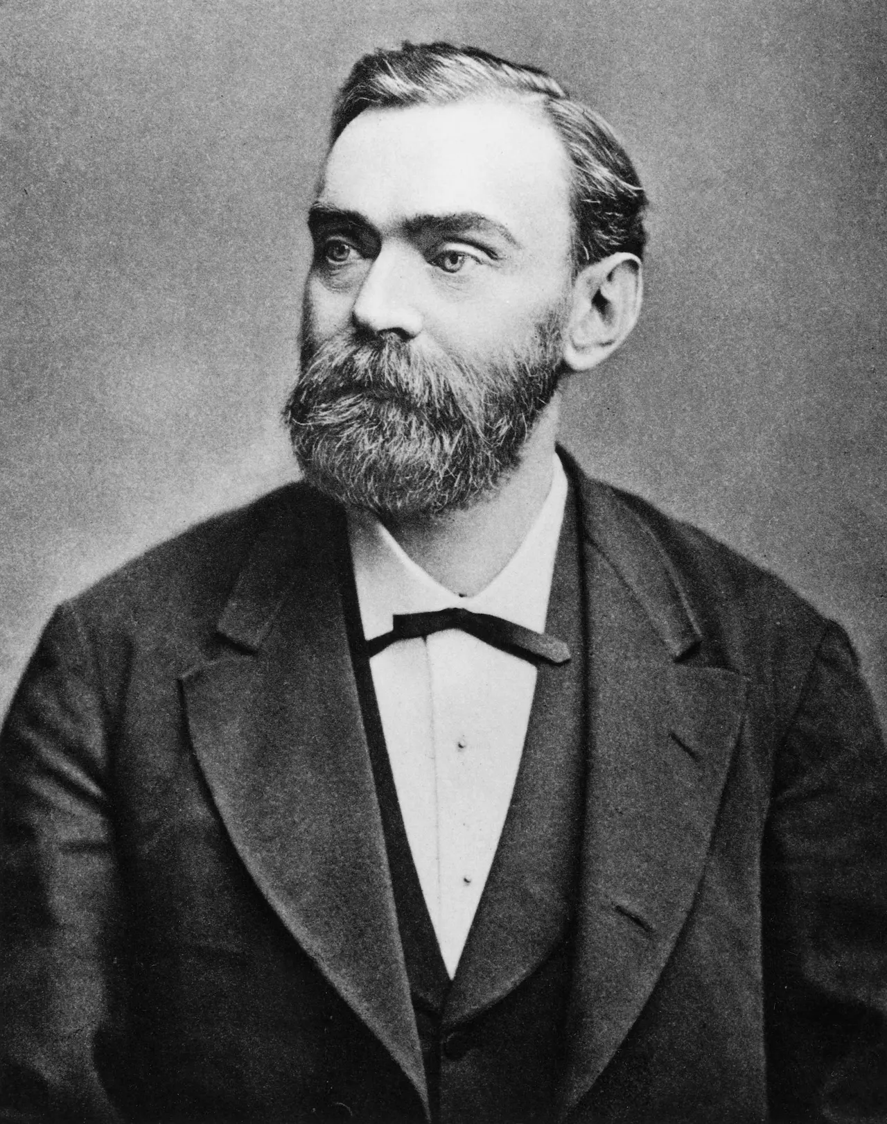 Chân dung Alfred Nobel khoảng năm 1883