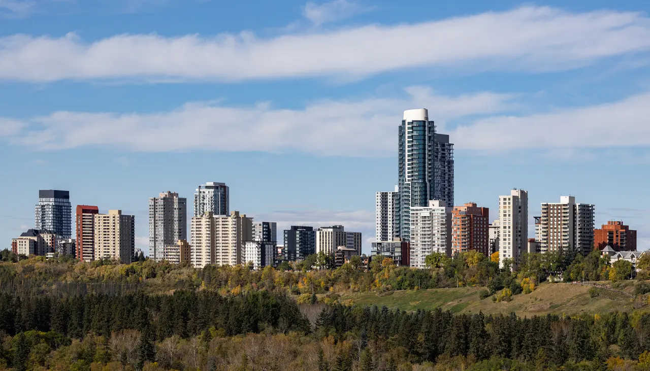 Đường chân trời trung tâm Edmonton nhìn từ High Level Bridge cuối tháng 9/2026