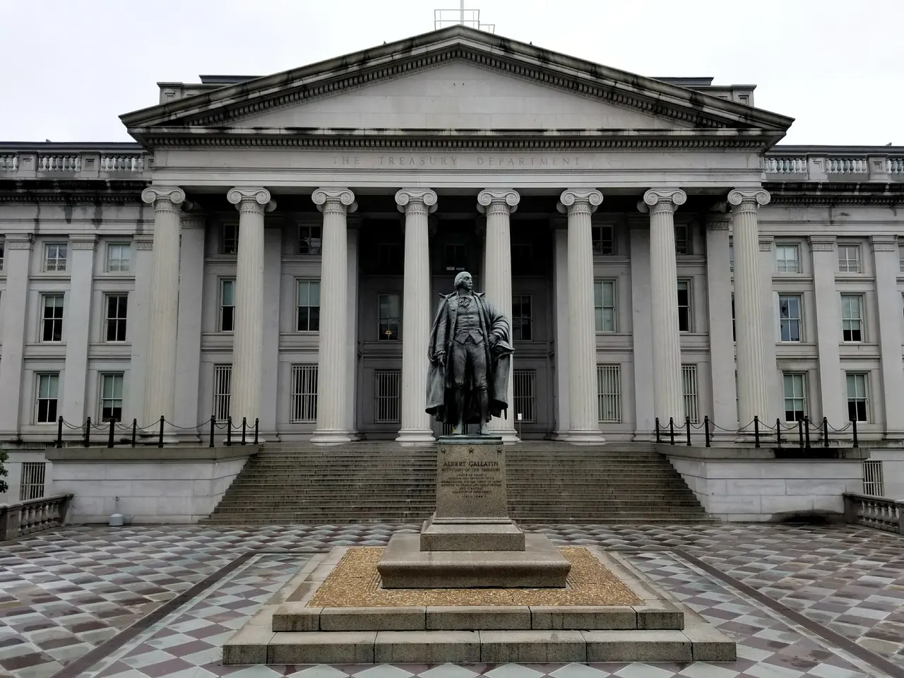 Lối vào phía bắc trụ sở Bộ Ngân khố Hoa Kỳ tại Washington