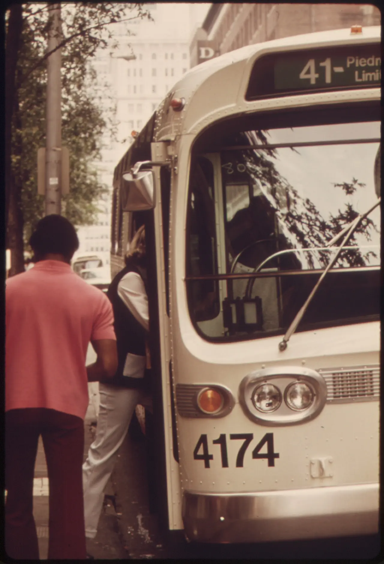Hành khách lên xe buýt MARTA ở trung tâm Atlanta