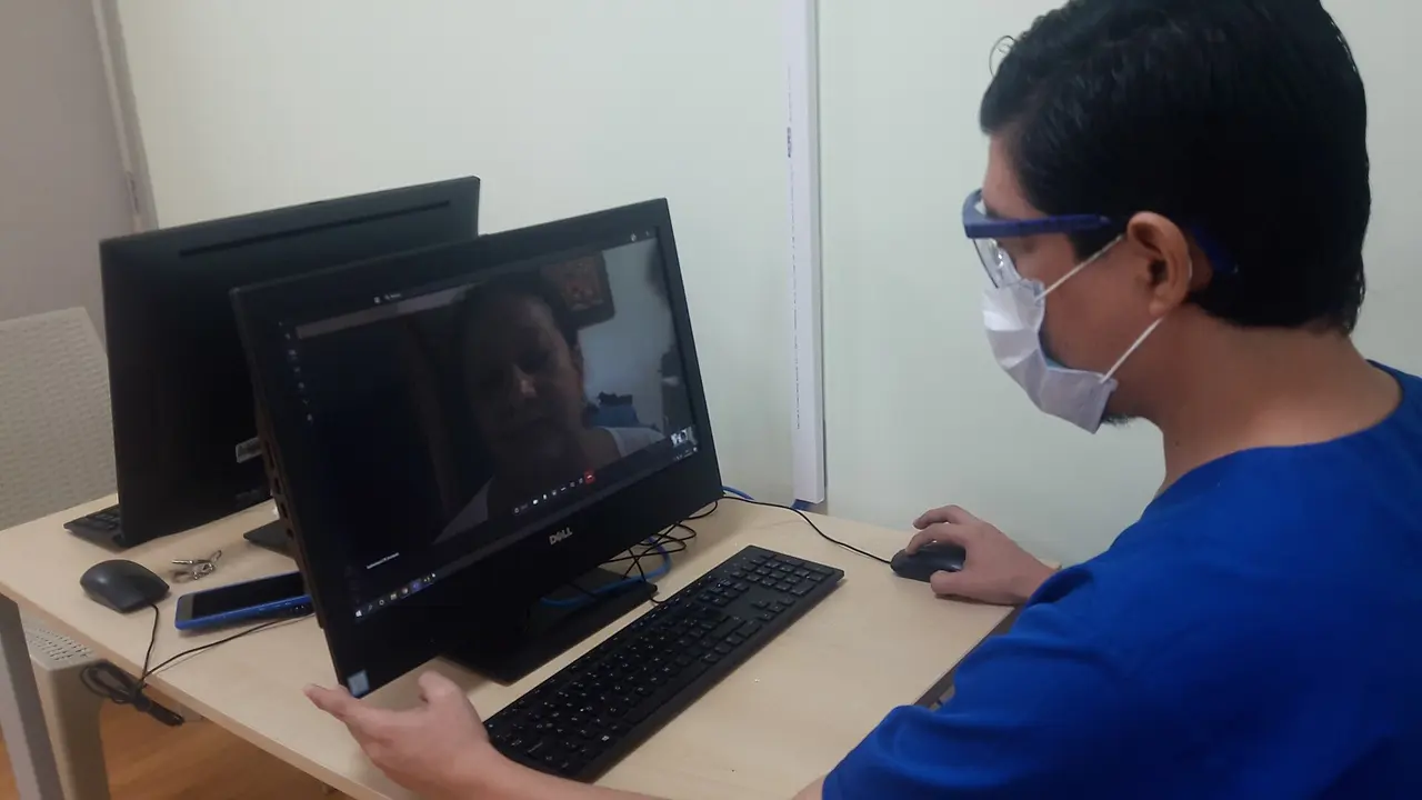 Bác sĩ thực hiện buổi khám từ xa qua máy tính