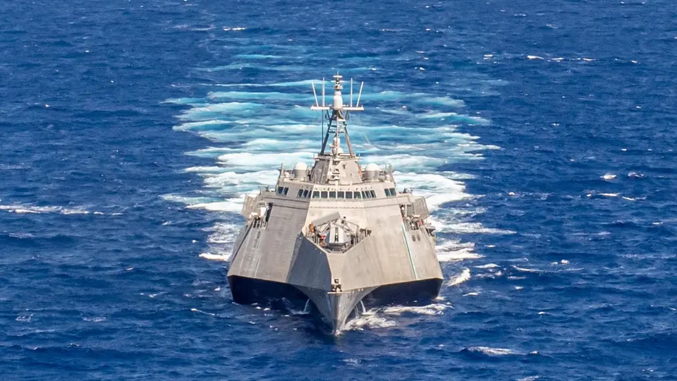 Tàu tác chiến ven biển USS Charleston chạy trên biển Philippines