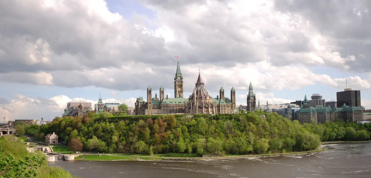 Toàn cảnh Parliament Hill và trung tâm Ottawa nhìn từ Major’s Hill Park