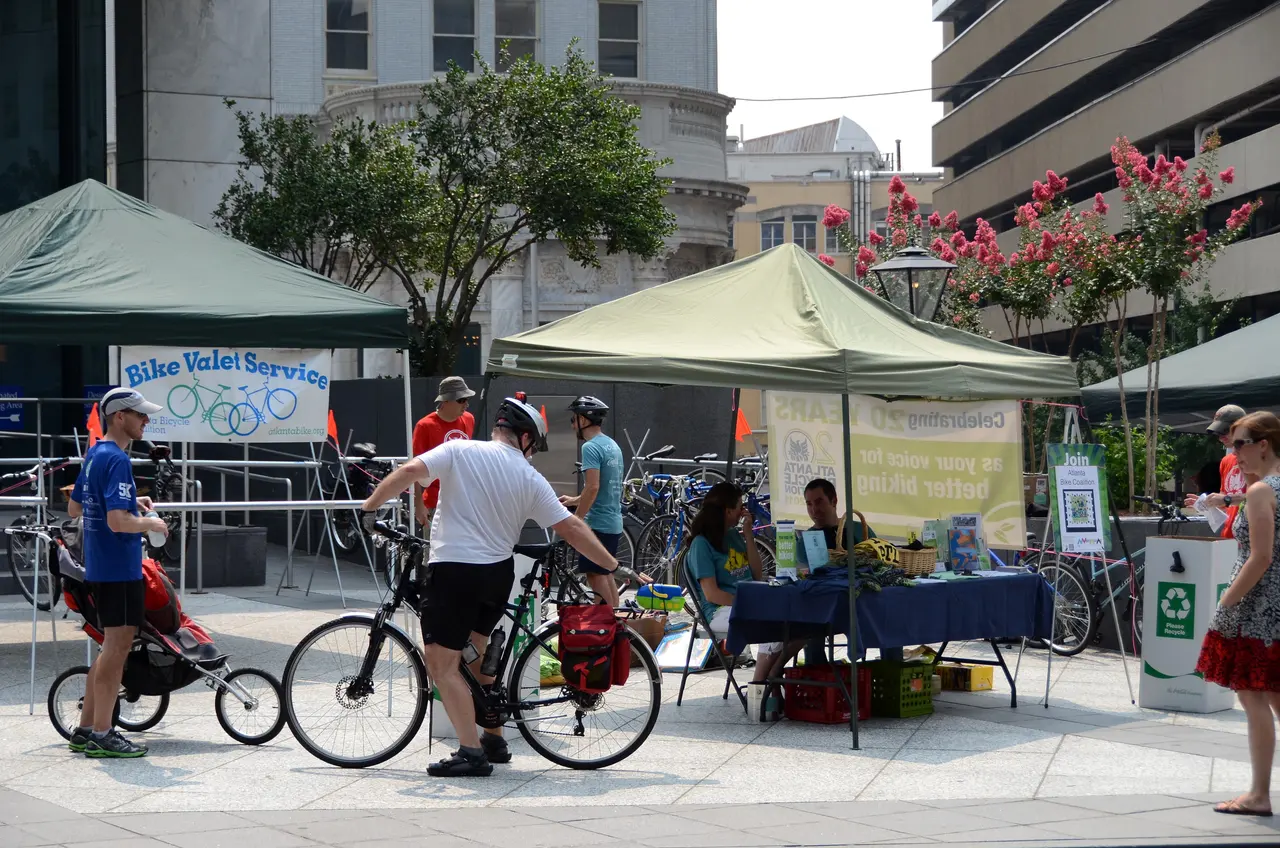Người đi xe đạp tham gia Atlanta Streets Alive trong một kỳ tổ chức trước đây